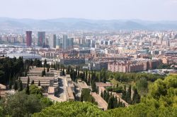 Dalla collina in cui si trova il cimitero del Montjuïc si gode di uno dei panorami più belli della città di Barcellona - © Tupungato / Shutterstock.com