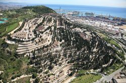 Vista aerea del Cimitero monumentale del Montujc a Barcellona: sullo sfondo la zona del porto della capitale della Catalogna