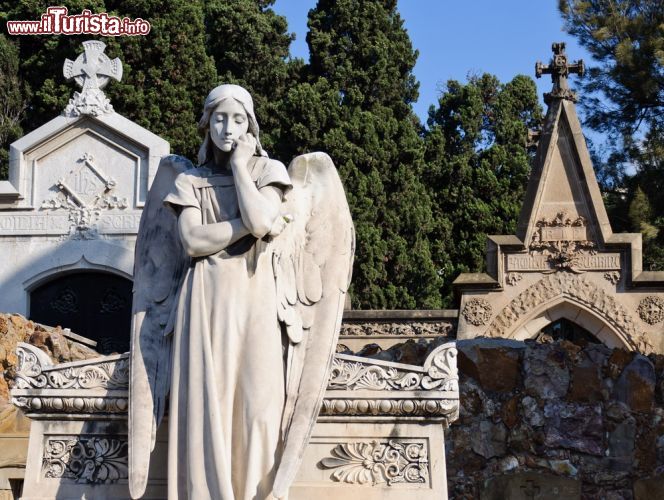 Immagine Un particolare del "Cementerio de Montjuïc", uno dei cimiteri monumentali più visitati di Barcellona. Qui vengono organizzati dei tour guidati gratuiti - © Matteo Cozzi / Shutterstock.com