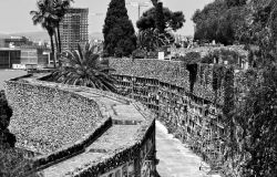Uno scatto in bianco nero di uno dei cimiteri monumentali più belli di Barcellona: il "Cementerio de Montjuïc"  - © Claudia Casadei / amarcordbarcellona.com/