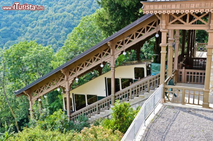 Immagine La funicolare è il mezzo più comodo per raggiungere i lSacro Monte di Varese - © Massimo De Candido / Shutterstock.com