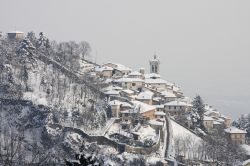 Il paesaggio incantato di Santa Maria del Monte dopo una nevicata - © chiakto / Shutterstock.com