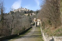 La salita con la scalinata al Sacro Monte di ...