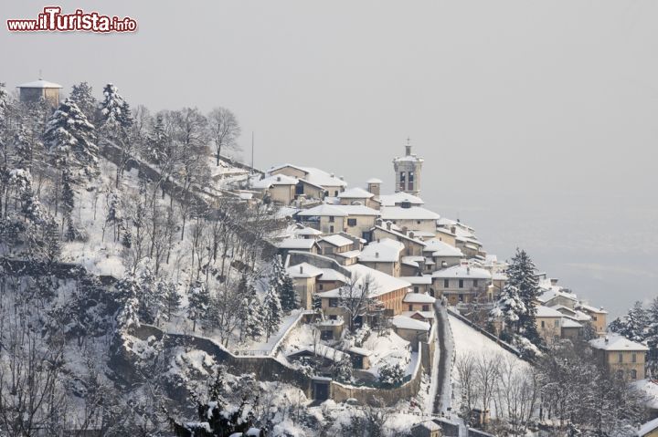 Immagine Il paesaggio incantato di Santa Maria del Monte dopo una nevicata - © chiakto / Shutterstock.com