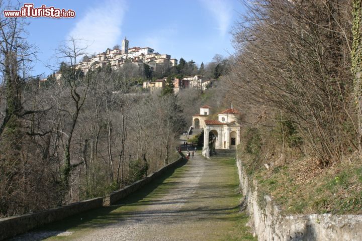 Immagine La salita con la scalinata al Sacro Monte di Varese - © Luca Grandinett / Shutterstock.com