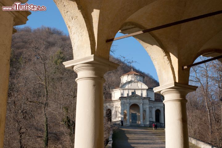 Immagine La via sacra, il percorso della via crucis con le cappelle di Santa Maria del Monte- © Andrea Visconti / Shutterstock.com