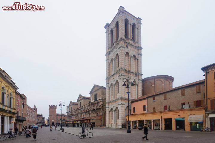 Immagine Da piazza Trento e Trieste si può ammirare il campanile della Cattedrale di San Giorgio, progettato da Leon Battista Alberti, ma mai completato, ed a fianco alla chiesa l'elegante Loggia dei Mercanti - © RnDmS / Shutterstock.com