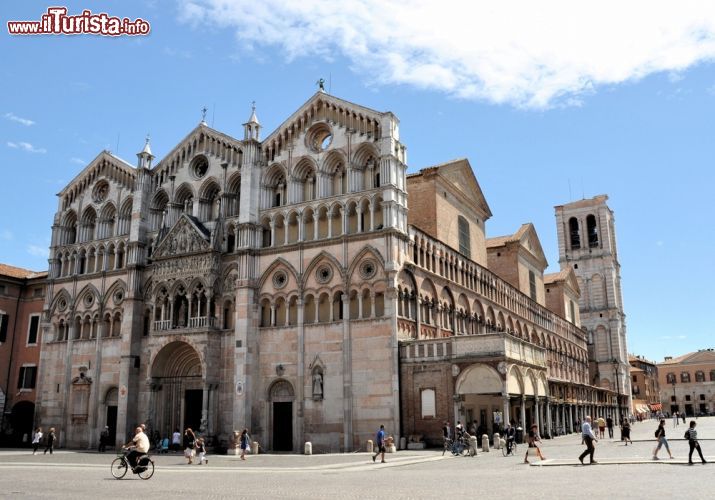 Immagine Elegante per l'unione di elementi romanici e gotici, la chiesa di San Giorgio domina la bella piazza Trento e Trieste nel centro di Ferrara, in prossimità del Palazzo Comunale - © cargol / Shutterstock.com