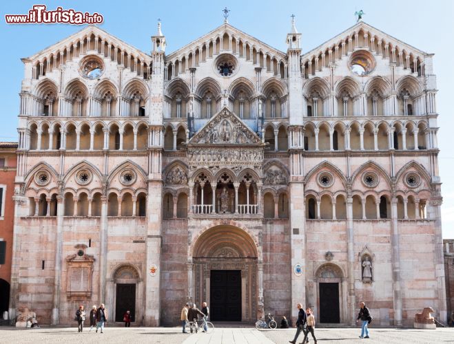 Immagine La magnifica facciata della Cattedrale di Ferrara venne costruita a partire della prima metà del 12° secolo. La chiese venne consacrata nel 1135 e porta evidenti influssi di stile romanico nella sua parte bassa, mentre verso l'alto l'architettura vira verso uno stile marcatamente più gotico - © vvoe / Shutterstock.com