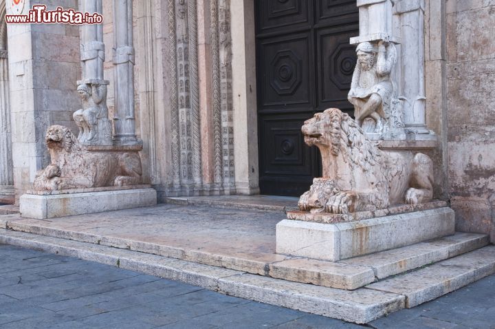 Immagine L'ingresso della Cattedrale di San GIorgio, impreziosita dall'uso di marmi ed alcune opere di Nicholaus,m famoso scultore italiano del 12° secolo - © Mi.Ti. / Shutterstock.com