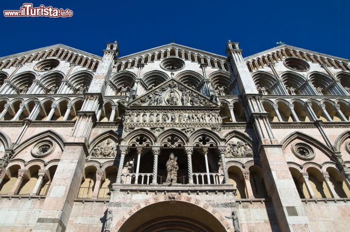 Immagine La facciata della chiesa di San Giorgio è caratterizzata da elementi romanici nella sua parte inferiore, mentre in alto lo stile vira a quello del gotico padano,  sui cui svettano le tre cuspidi impreziosite da piccole logge. Al centro si noti l'elegante protiro - © Mi.Ti. / Shutterstock.com