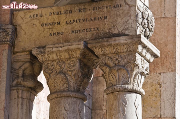 Immagine Un particolare degli esterni della Cattedrale di San GIorgio a Ferrara: in fotografia due capitelli corinzi che fanno parte del portale d'ingresso alla chiesa madre di Ferrara - © Mi.Ti. / Shutterstock.com