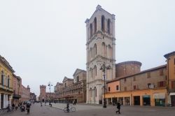 Da piazza Trento e Trieste si può ammirare il campanile della Cattedrale di San Giorgio, progettato da Leon Battista Alberti, ma mai completato, ed a fianco alla chiesa l'elegante ...