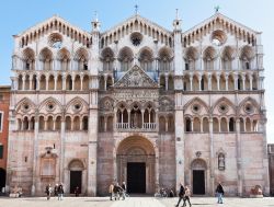 La magnifica facciata della Cattedrale di Ferrara venne costruita a partire della prima metà del 12° secolo. La chiese venne consacrata nel 1135 e porta evidenti influssi di stile ...