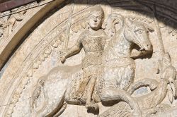 Il portale d'ingresso alla Cattedrale è opera di Nicholaus, e raffigura San Giorgio, il patrono di Ferrara - © Mi.Ti. / Shutterstock.com