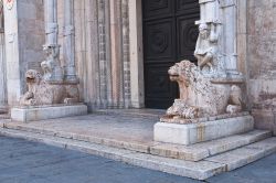 L'ingresso della Cattedrale di San GIorgio, impreziosita dall'uso di marmi ed alcune opere di Nicholaus,m famoso scultore italiano del 12° secolo - © Mi.Ti. / Shutterstock.com ...