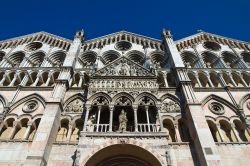 La facciata della chiesa di San Giorgio è caratterizzata da elementi romanici nella sua parte inferiore, mentre in alto lo stile vira a quello del gotico padano,  sui cui svettano ...