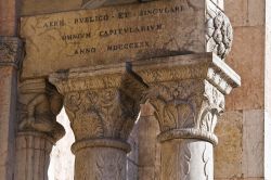 Un particolare degli esterni della Cattedrale di San GIorgio a Ferrara: in fotografia due capitelli corinzi che fanno parte del portale d'ingresso alla chiesa madre di Ferrara - © Mi.Ti. ...