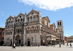 Elegante per l'unione di elementi romanici e gotici, la chiesa di San Giorgio domina la bella piazza Trento e Trieste nel centro di Ferrara, in prossimità del Palazzo Comunale - © ...