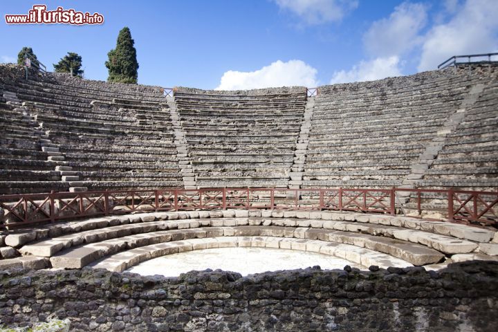 Immagine Il grande Teatro di Pompei, perfettamente conservato, accoglie i visitatori del sito archeologico regalatoci dalla impressionante eruzione del vulcano Vesuvio, che ricoprì di ceneri e materiali piroclastici l'intera città, fermandola a com'era nel 79 dopo Cristo - © Andre Goncalves / Shutterstock.com