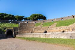 Il grande anfiteatro di Pompei testimonia dell'importanza che la città aveva raggiunto nell'antichità. Al tempo dell'eruzione fatale del Vesuvio, Pompei doveva avere ...