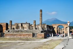 Un gruppo di turisti visita il sito archeologico di Pompei, alle falde del Vesuvio. Ancora oggi a quasi 2.000 anni dalla tragica eruzione, la montagna continua ad incutere paura, con il suo ...