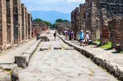Camminare sulle vie lastricati di Pompei è come trovarsi catapultati nella civiltà romana del primo secolo, vivendo l'emozione di trovarsi in un frammento di storia bloccato ...