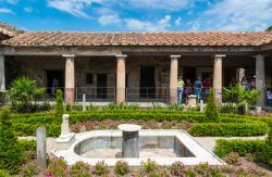 Pompei è una rara fotografia della storia antica di Roma, che ci è giunta intatta attraverso la storia, senza contaminazione da parte di altri periodi storici. Visitare pompei ...