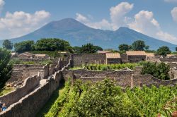 Il profilo del Vesuvio incombe ancora oggi sugli scavi di Pompei, la città romana che venne sepolta quasi 2.000 anni fa dall'eruzione del vulcano partenopeo. All'epoca il vulcano ...