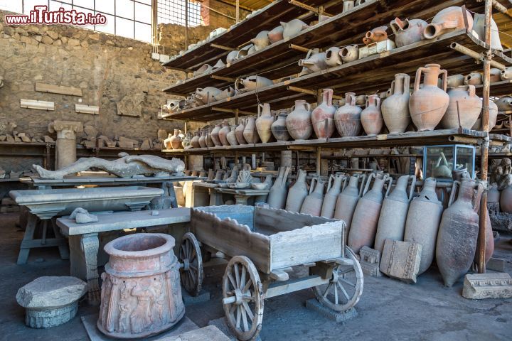 Immagine Il sito archeologico di Pompei è stato una incredibile fonte di manufatti e reperti, ritrovati circa 17-18 secoli dopo i tragici eventi del 79 dopo Cristo, quando la città venne sepolta dai roventi depositi piroclastici emessi dall'eruzione del Vesuvio - © S-F / Shutterstock.com