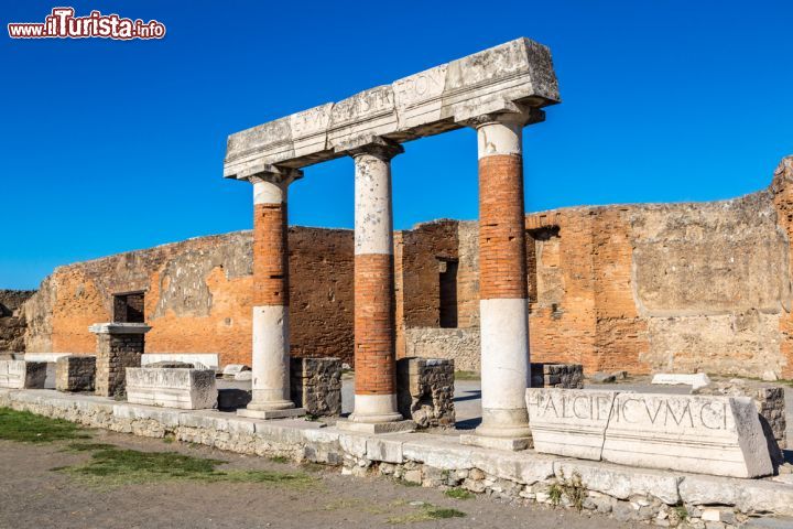 Immagine La cosa che rende unica Pompei, e la vicina Ercolano, è quella di avere ritrovato delle città romane che non hanno subito le modifiche della storia, dato che la loro esistenza venne cancellata dall'eruzione del Vesuvio del 79 d.C., e il mondo di dimenticò di esse fino al 18° secolo - © S-F / Shutterstock.com