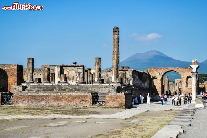 Immagine Un gruppo di turisti visita il sito archeologico di Pompei, alle falde del Vesuvio. Ancora oggi a quasi 2.000 anni dalla tragica eruzione, la montagna continua ad incutere paura, con il suo sinistro aspetto - © edella / Shutterstock.com