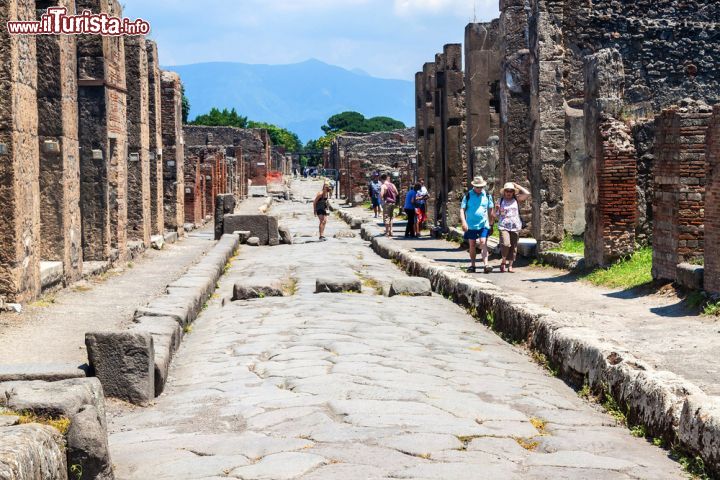 Immagine Camminare sulle vie lastricati di Pompei è come trovarsi catapultati nella civiltà romana del primo secolo, vivendo l'emozione di trovarsi in un frammento di storia bloccato per sempre dall'eruzione del vulcano Vesuvio, avvenuta nel 79 dopo Cristo - © Matyas Rehak / Shutterstock.com