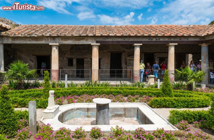 Immagine Pompei è una rara fotografia della storia antica di Roma, che ci è giunta intatta attraverso la storia, senza contaminazione da parte di altri periodi storici. Visitare pompei è come camminare in una città il cui tempo si è fermato improvvisamente il 79 dopo Cristo, a causa dell'eruzione del Vesuvio- © Viacheslav Lopatin / Shutterstock.com