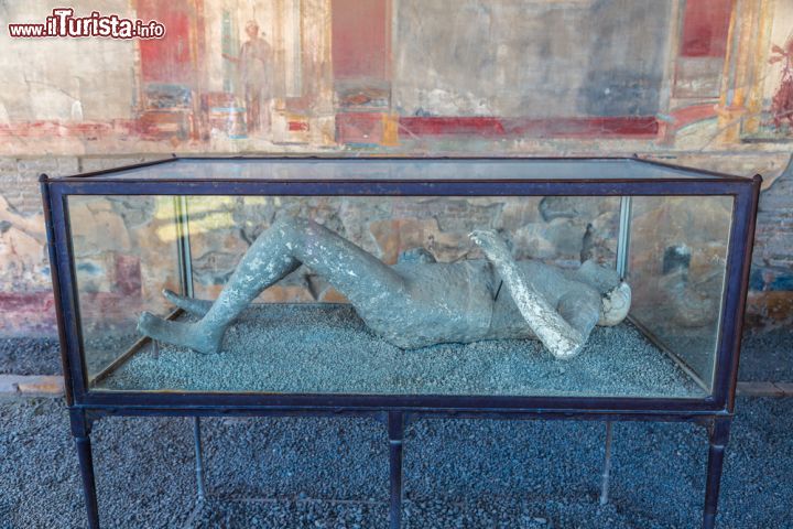 Immagine L'idea di eseguire dei calchi nelle cavità rinvenute negli scavi archeologici di Pompei fu dell'archeologo Fiorelli, che nel 1863 ordinò di rimpire queste "sacche", in cui erano stati trovati frammenti ossei, con del gesso liquido: il gesso consolidato, ha rivelato così la presenza di "impronte umane nel tufo", una drammatica testimonianza degli ultimi istanti di vita dei cittadini di Pompei, sorpresi dalla eruzione plinania del Vesuvio - © S-F / Shutterstock.com