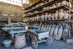 Il sito archeologico di Pompei è stato una incredibile fonte di manufatti e reperti, ritrovati circa 17-18 secoli dopo i tragici eventi del 79 dopo Cristo, quando la città venne ...
