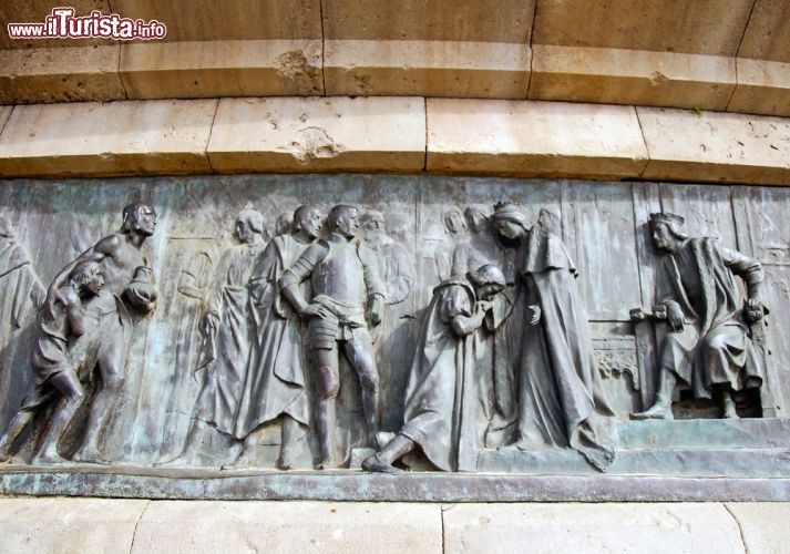 Immagine Un particolare del monumento del Mirador de Colom a Barcellona. La colonna e la staua del navigatore genovese si devono a Antoni Fages I Ferrer che finanziò  gli elevati costi del monumento - © ncristian / Shutterstock.com
