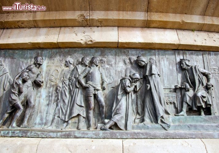 Immagine Un particolare del monumento del Mirador de Colom a Barcellona. La colonna e la staua del navigatore genovese si devono a Antoni Fages I Ferrer che finanziò  gli elevati costi del monumento - © ncristian / Shutterstock.com