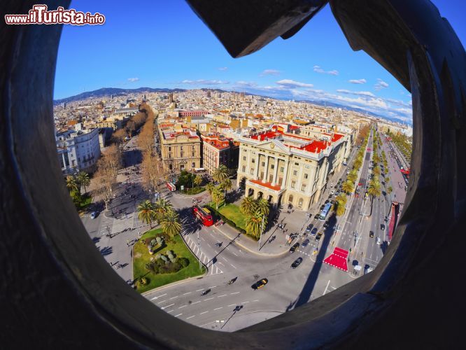 Immagine Dai 60 metri di altezza della colonna del Mirador de Colon, si apre uno splendido panorama della zona del porto di Barcellona- © Karol Kozlowski / Shutterstock.com