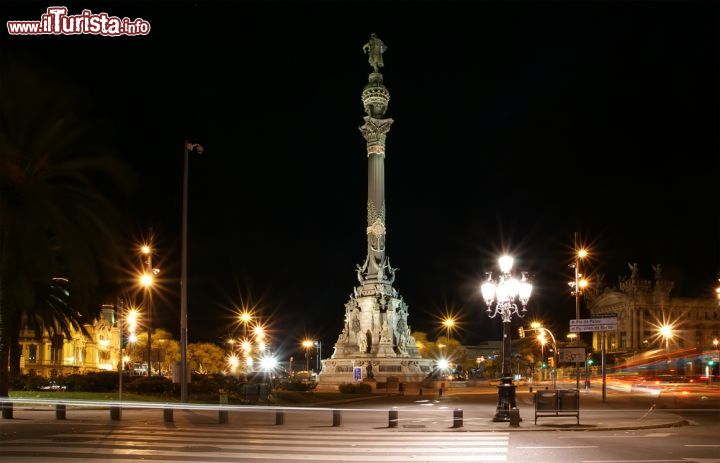 Immagine Di notte la silouette del Mirador de Colom domina la skuline di Barcellona nella zona del porto - © ncristian / Shutterstock.com