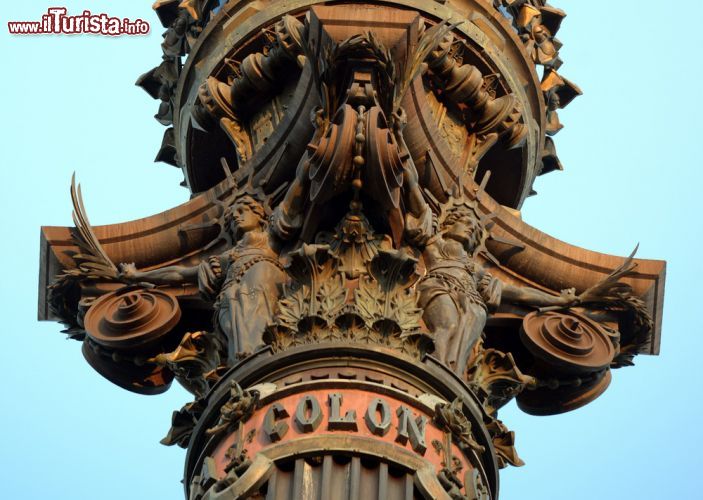 Immagine All'interno della colonna del Mirador de Colom, alta circa 50 metri, si trova un piccolo scendore che può accompagnare i turisti al punto d'osservazione sommitale, da dove si gode di un panorama a 360° di Barcellona - © Aleksandar Mijatovic / Shutterstock.com