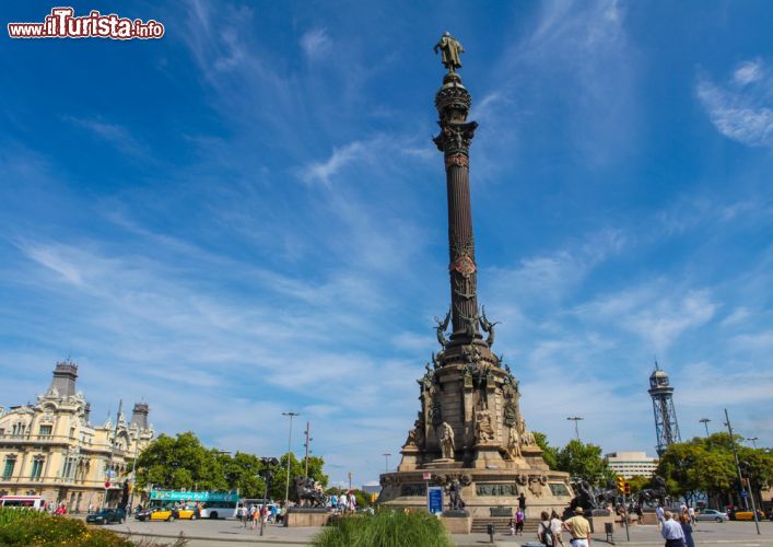 Immagine Eretto verso la fine dell'800 il Mirador di Colom è uno dei simboli della Barcellona più moderna. E' possibile salire sulla cima della colonna, da dove si gode di uno splendido panorama - © jorisvo / Shutterstock.com