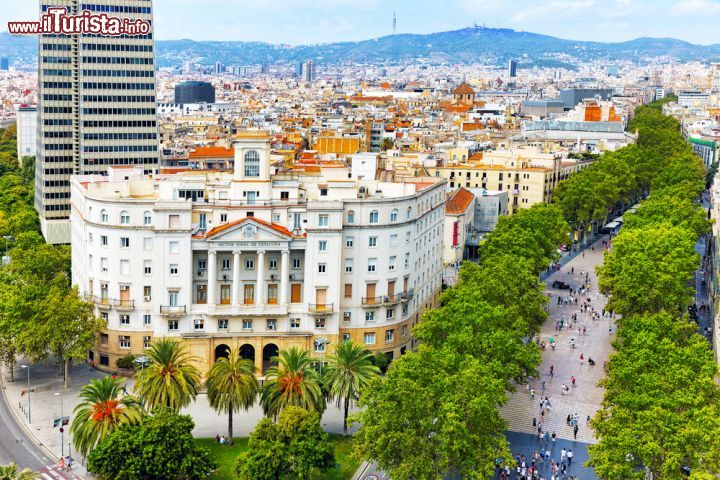 Immagine Vale la pena di salire sul Mirador de Colon, a Barcellona, per potersi godere il belvedere con una delle pià belle viste panoramiche della città - © Brian Kinney / Shutterstock.com