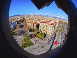 Dai 60 metri di altezza della colonna del Mirador de Colon, si apre uno splendido panorama della zona del porto di Barcellona- © Karol Kozlowski / Shutterstock.com