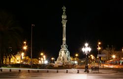 Di notte la silouette del Mirador de Colom domina la skuline di Barcellona nella zona del porto - © ncristian / Shutterstock.com 