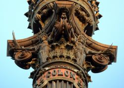 All'interno della colonna del Mirador de Colom, alta circa 50 metri, si trova un piccolo scendore che può accompagnare i turisti al punto d'osservazione sommitale, da dove si ...