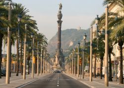 Il lungomare del Passeig de Colom, e la statua dedicata a Cristoforo Colombo a Barcellona - © Solodovnikova Elena / Shutterstock.com