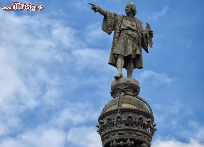 Immagine La statua di Cristoforo Colombo a Barcellona: siamo al Mirador de Colon. Alta 60 metri compresa la colonna, si tratta di uno dei punti panoramici più belli della capitale della Catalogna - © Artur Bogacki / Shutterstock.com