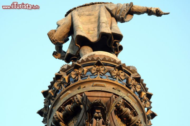 Immagine Sotto alla statua del navigatore genovese, Cristoforo Colombo, si trova la terrazza panoramica con uno dei panorami più belli della città di Barcellona - © Aleksandar Mijatovic / Shutterstock.com
