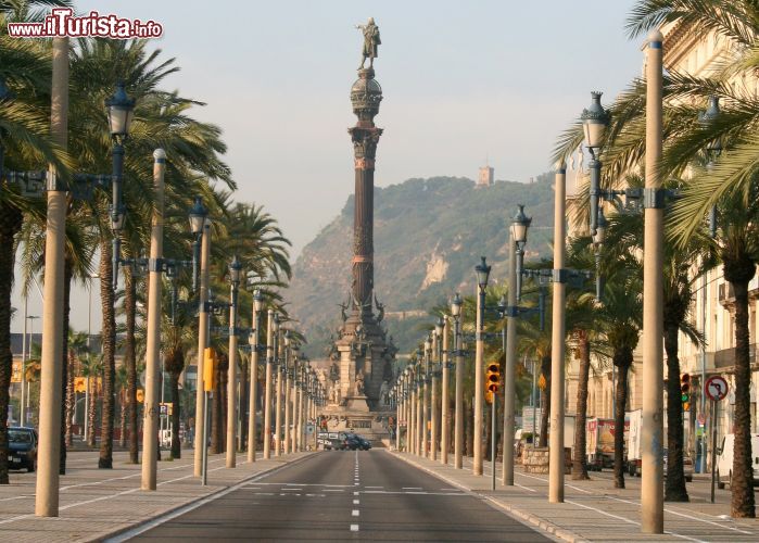 Immagine Il lungomare del Passeig de Colom, e la statua dedicata a Cristoforo Colombo a Barcellona - © Solodovnikova Elena / Shutterstock.com